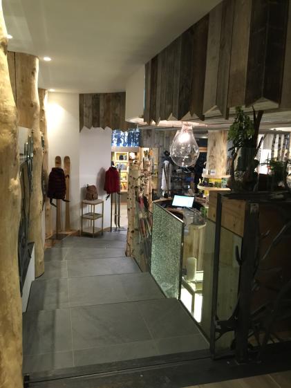ACCES AU MAGASIN DEPUIS LE RESTAURANT. 