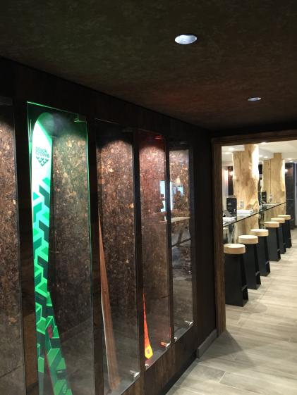 COULOIR VITRINE ACCES RESTAURANT