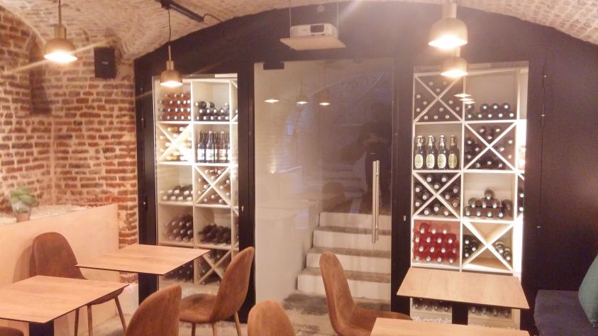 la cave à vin mise en valeur au sous sol