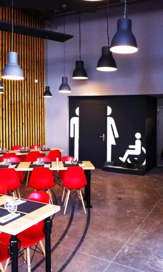 vue vers les cuisine et espace sanitaire