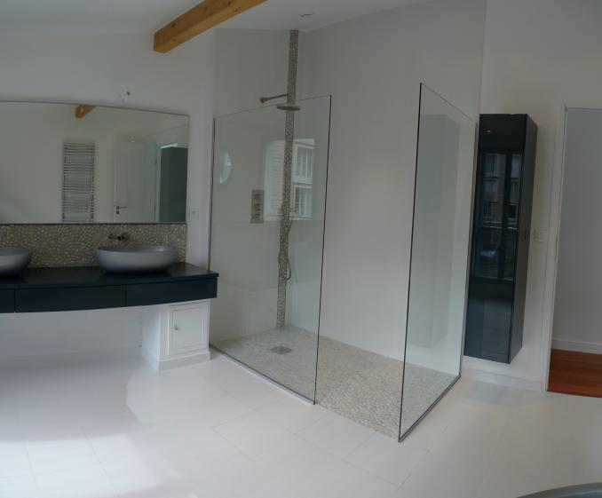 La salle de bain, très lumineuse, à la fois épurée et contemporaine, accueille u