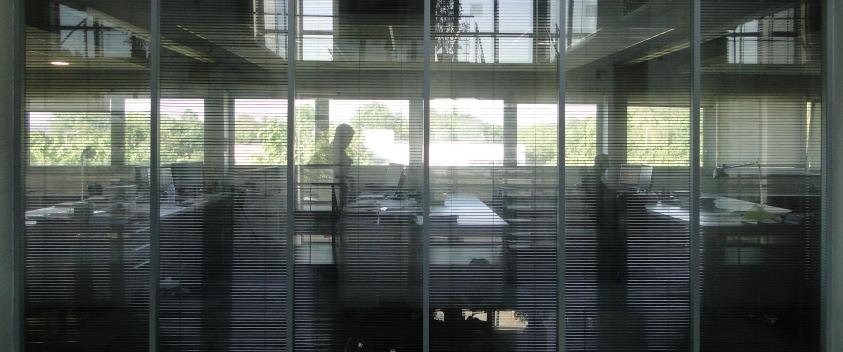 Les bureaux se découvrent au grès du regard. Vue sur le studio d’architecture