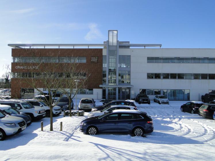 Vue hivernale de la façade principale de l'immeuble Grand Large