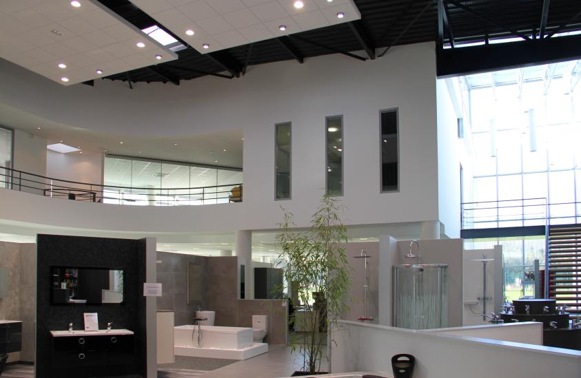 Le show-room surplombé par les bureaux