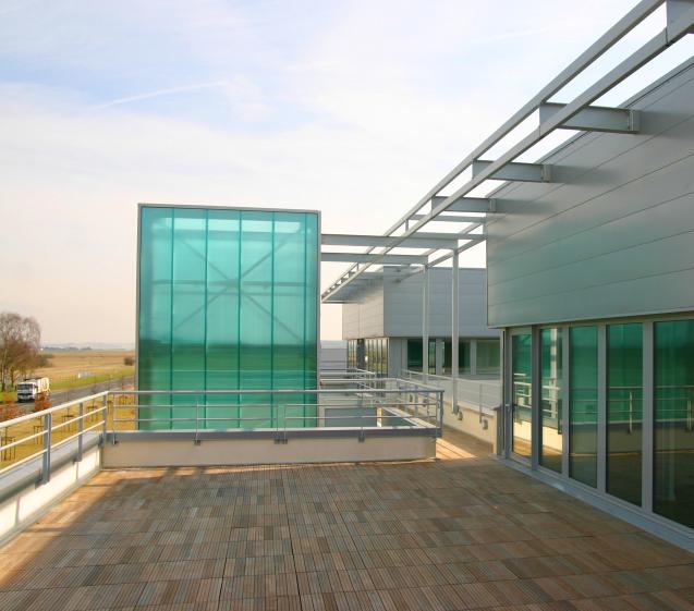 La terrasse profitant de la vue sur l’aérodrome