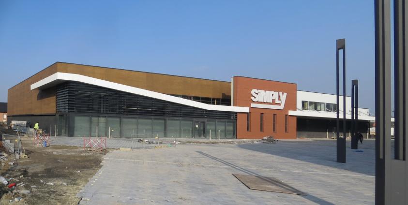 L’entrée du supermarché en lien direct avec la place