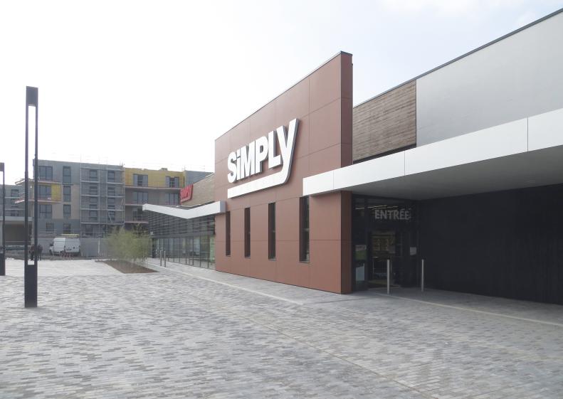 L’entrée du supermarché en lien direct avec la place