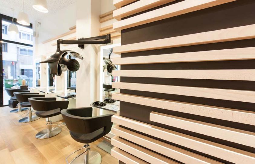 Les tasseaux de bois dynamisent le salon