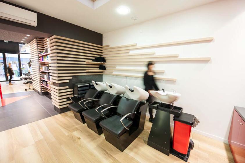 Les tasseaux de bois dynamisent le salon