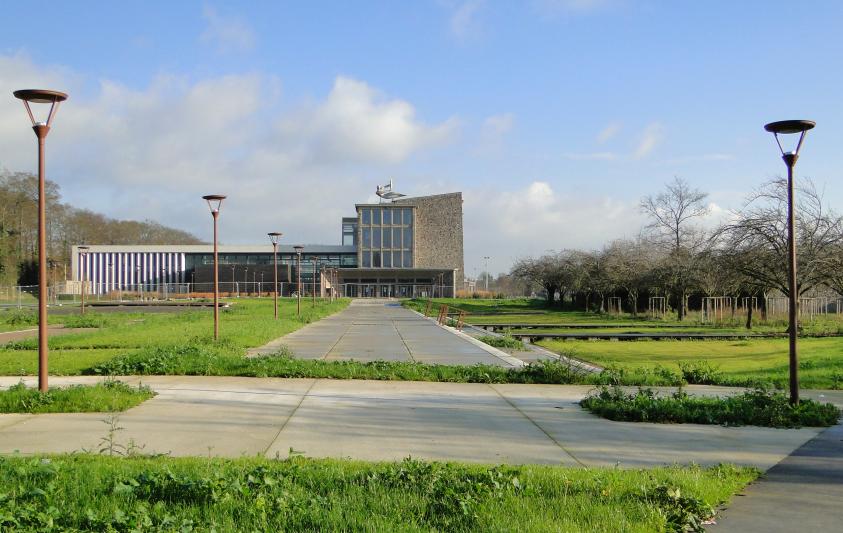 Le bâtiment C, vétuste, a été remplacé par un parvis paysager destiné à l’ensemb