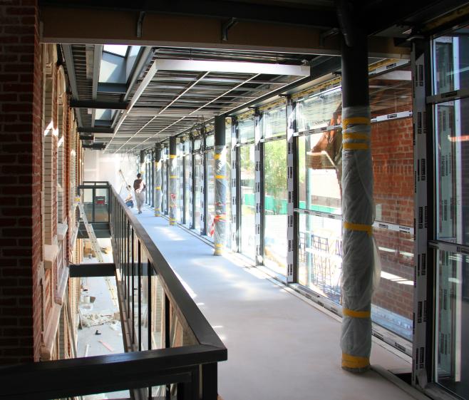 La galerie de distribution vitrée en chantier