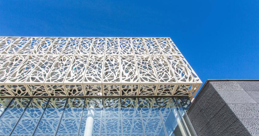 Le moucharabieh façonne l'image du CDI et du hall