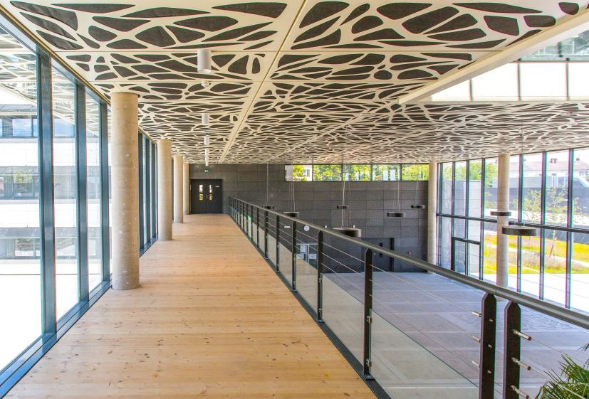Une coursive traverse le hall