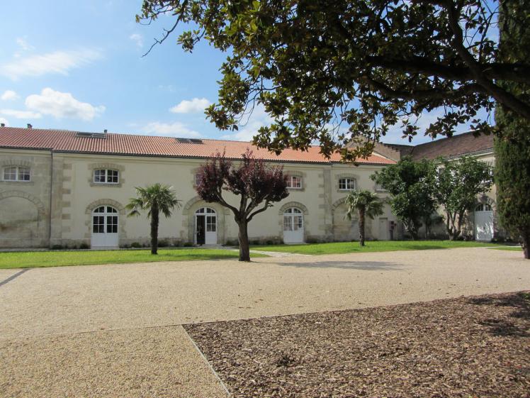 Le bâtiment du hall d'accueil et des bureaux vu du parc