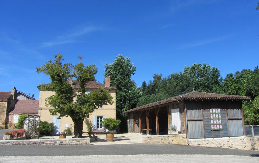 Vue d'ensemble de la place de la mairie et du préau