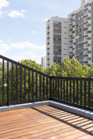 Toit terrasse avec garde corps en bois brulé