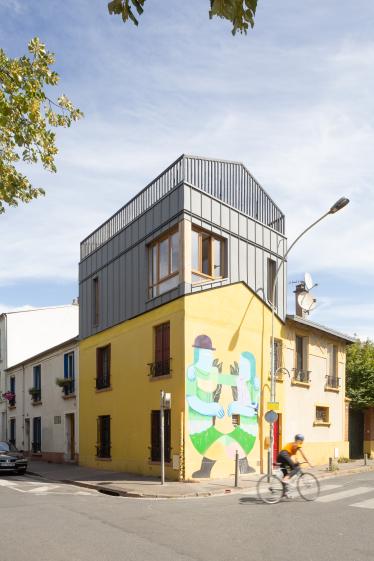 Surélévation ossature bois, bardage zinc et bois brulé