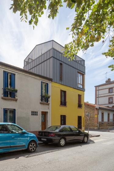Surélévation ossature bois, bardage zinc et bois brulé