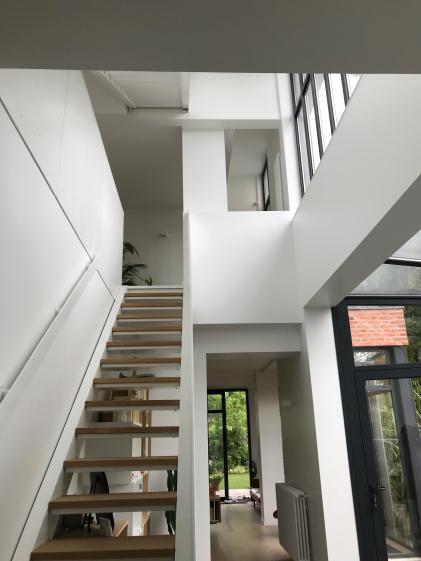 Escalier en aluminium laqué en triple hauteur.