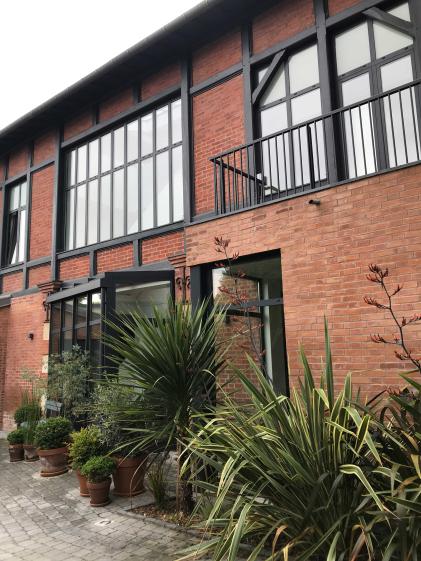 Facade pan de bois, briques et bardage zinc.