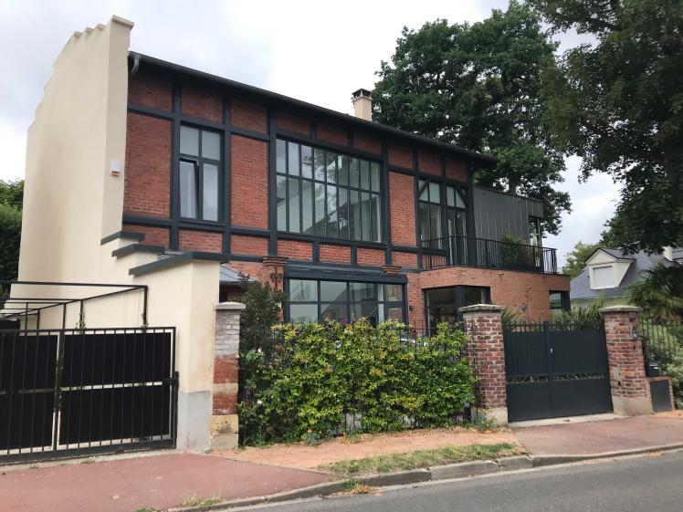 Facade pan de bois, briques et bardage zinc.