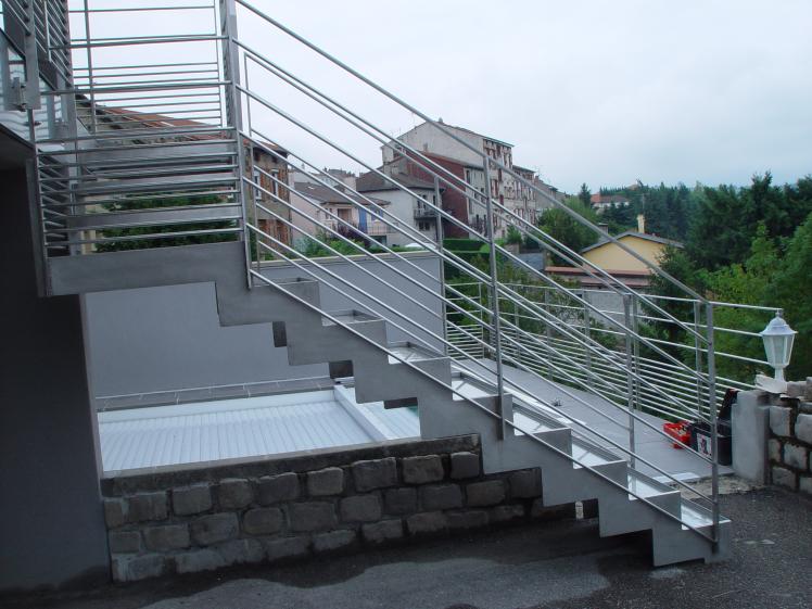 Escalier d'accès piscine