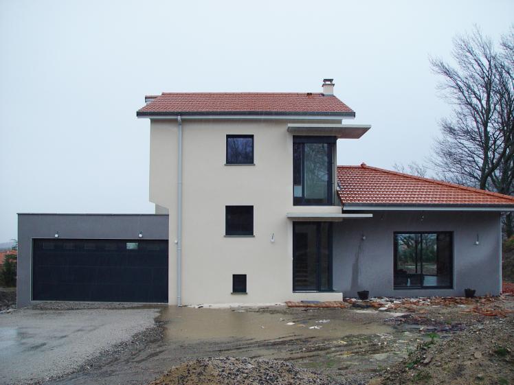 Façade sur accès du lot.