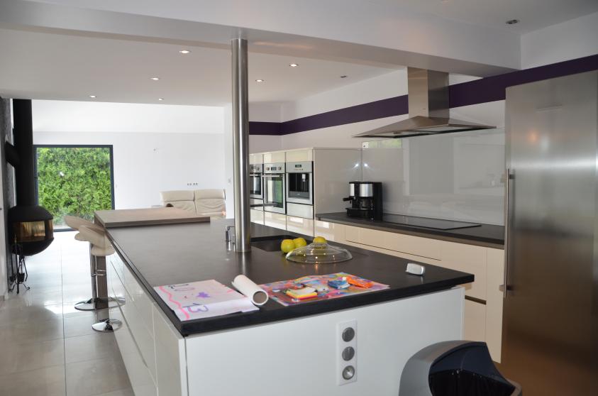 Vue sur la cuisine.