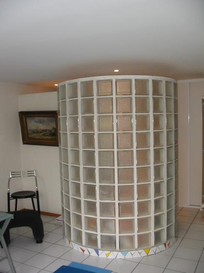 La cabine douche en pavés de verre.