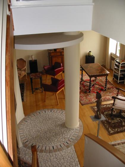 Un hall suggéré au sol.