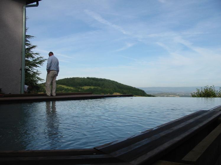 Piscine à débordement.