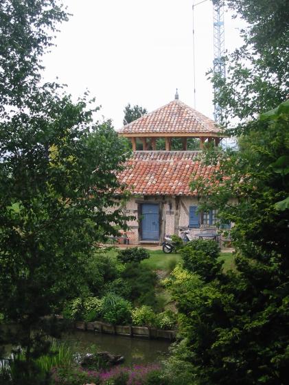Façades sud sur l'étang.