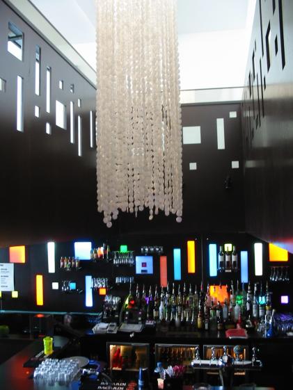 Vue sur bar et barrière mezzanine