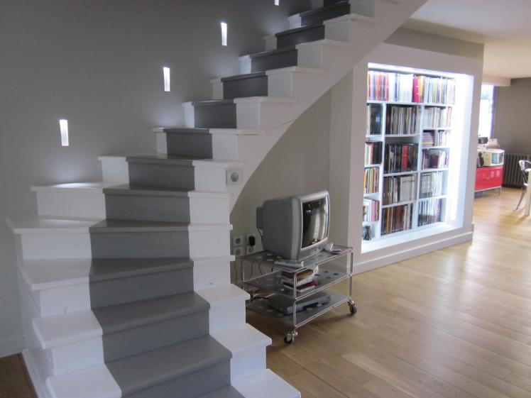 Escalier et bibliothèque.