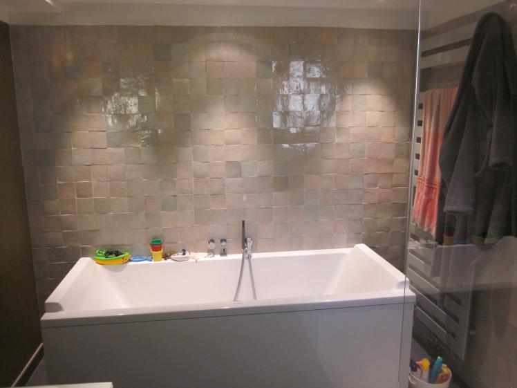 Vue sur la baignoire.