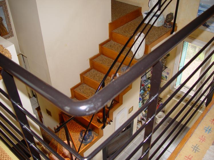 Accès à la mezzanine, escalier avec résine de graviers.