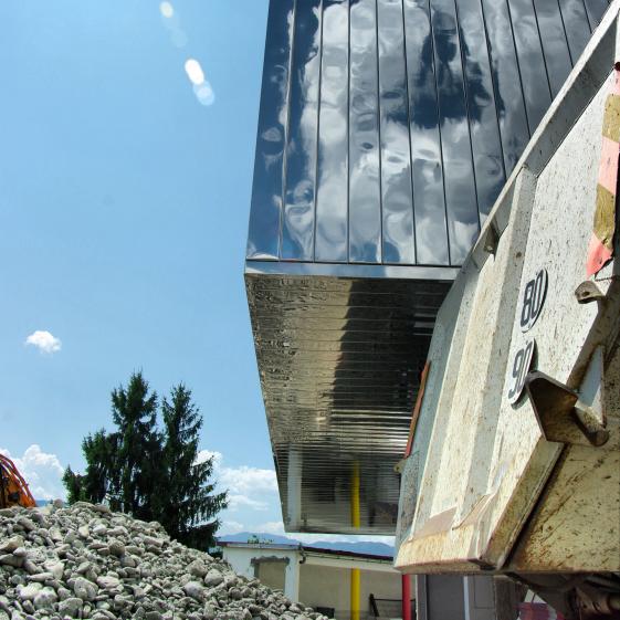 Photo de la façade miroir pendant le chantier.