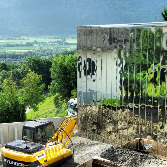 Photo de la façade miroir pendant le chantier.