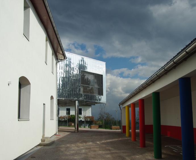 Façade sur parc de la mairie de l'école.