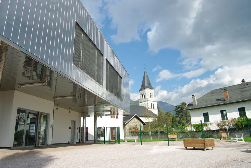 Façade sur parc de la mairie de l'école.