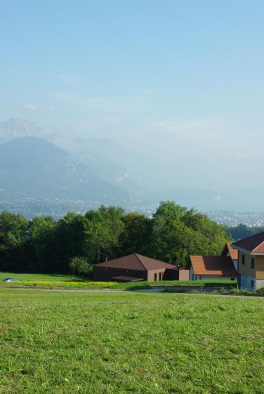 La maison comme un petit cailloux dans le grand paysage.