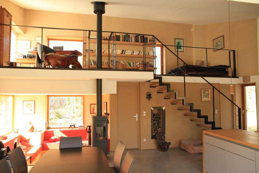Vue intérieure depuis la cuisine / séjour vers le coin salon et la mezzanine (bu