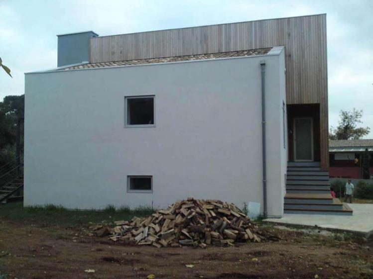 Vue sur la façade nord et l'entrée.