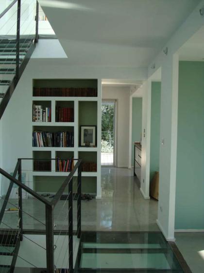 Vue depuis l'entrée, du plancher en verre créé pour un apport de lumière à l'éta