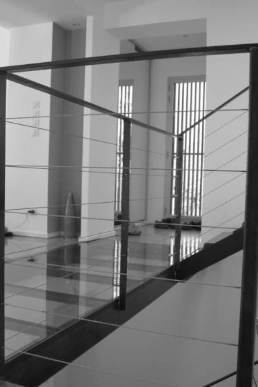 Vue du plancher en verre créé pour un apport de lumière au RDC