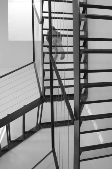 Vue sur l'escalier en verre, puit de lumière, colonne vertébral de la maison.