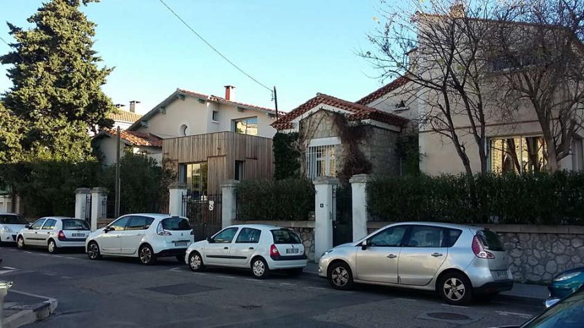 Insertion du projet dans son environnement: extension bois en dialogue avec les 