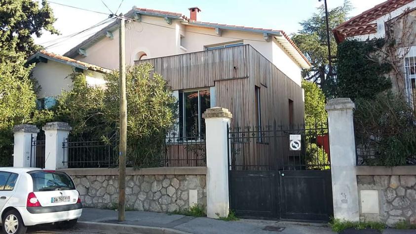 Les murs sont en ossature bois avec complément d’isolation par l’extérieur, bard