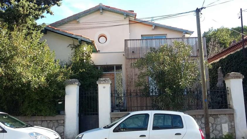 Porte d’entrée intégrée dans une façade vitrée pour capter l’apport solaire au s