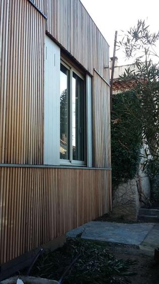 Le traitement en porte à faux de l’extension, avec un soubassement formant vide 